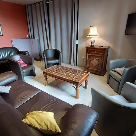 펜션 10 Pers Pmr Saint Flour